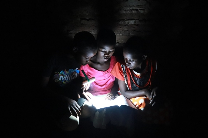 태양광랜턴을 활용해 공부하는 말라위 아동들 (사진제공 = 밀알복지재단)