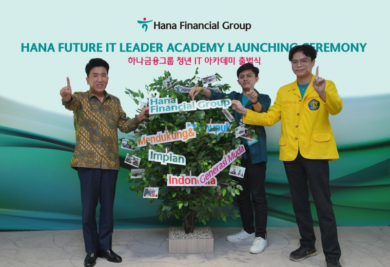 하나금융그룹은 지난 11일 인도네시아 세인트레지스(St. Regis) 호텔에서 글로벌 IT 인재 육성을 위한 하나금융 청년 IT 아카데미 출범식을 가졌다고 밝혔다. 함영주 하나금융그룹 회장(왼쪽)이 학생 대표들과 기념촬영을 하고 있다. / 사진 = 하나금융그룹 제공