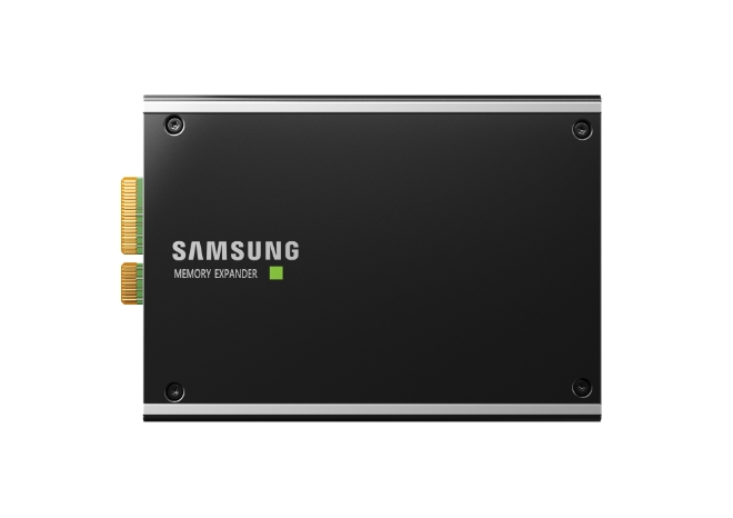 삼성전자는 업계 최초로 CXL 2.0을 지원하는 128GB CXL D램을 개발했다고 12일 밝혔다. 사진은 삼성전자의 ‘CXL 2.0 D램’의 모습. (사진 = 삼성전자 제공)