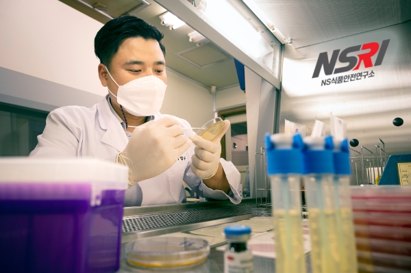 △NS홈쇼핑 식품안전연구소 연구원이 식품안전관리 검사를 하고 있다.