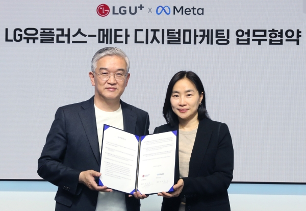 LG유플러스는 메타코리아와 전략적 디지털마케팅을 위한 업무협약을 체결했다고 14일 밝혔다. 사진은 서울 강남구 메타코리아 사옥에서 열린 업무협약식에서 정수헌 LG유플러스 Consumer부문장(왼쪽)과 김진아 메타코리아 대표가 기념촬영을 하고 있는 모습. / 사진 = LG유플러스 제공