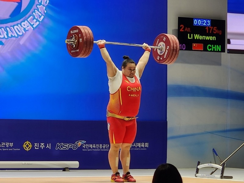 중국의 리원원이 13일 진주체육관에서 열린 2023 진주아시아역도선수권 여자 87㎏이상급에서 바벨을 들고 있다. [연합뉴스] 