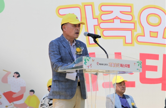 인사말을 하는 (주)오뚜기 황성만 사장