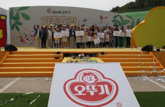 수상자들 기념 사진 촬영 모습.