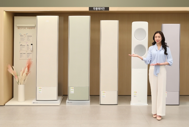 삼성전자 모델이 서울 대치동에 위치한 삼성스토어 대치점에서 무풍에어컨을 소개하고 있다. / 사진 = 삼성전자 제공
