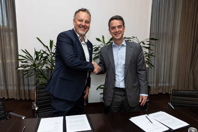 SK에코플랜트는 전기차 폐배터리 및 전기∙전자폐기물(E-waste) 리사이클링 전문 자회사 테스와 포르투갈을 거점으로 다국적 에너지 사업을 전개중인 갈프가 지난 4월 18일(현지시각) 포르투갈 리스본에 위치한 갈프 본사에서 폐배터리 재활용 사업 협력을 위한 ‘지속가능 배터리 솔루션(SBS, Sustainable Battery Solutions) 구축 업무협약(MOU)’을 체결했다고 밝혔다. 사진은 토마스 홀버그(Thomas Holberg) 테스 지속가능배터리유닛 글로벌부사장(VP, 왼쪽)과 조르지오스 파파드미트리우(Georgios Papadmitriou) 갈프 재생에너지∙신사업 부사장(EVP, 오른쪽)이 협약 체결 후 기념촬영을 하고 있는 모습. / 사진 = SK에코플랜트 제공