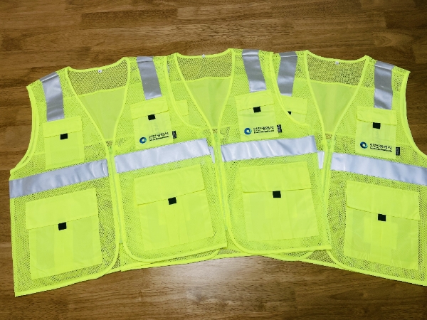 투명 페트병으로 만든 환경미화원 안전조끼 / 사진 = 인천시 제공