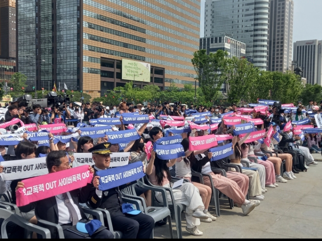 비폭력 지지선언 퍼포먼스 / 사진 = 푸른나무재단