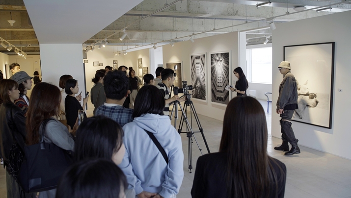 사진작가 유연 개인사진전 '하늘지붕 in 부산', 첫 주말 관람객 '인산인해'