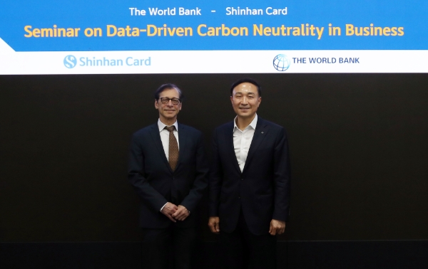 신한카드(사장 문동권)는 월드뱅크, 경희대 기후변화센터와 함께 신한 그린인덱스 등 신한카드의 데이터 기반 탄소중립 경영활동 사례를 공유하고, 향후 개발도상국 금융사의 탄소중립 및 ESG경영 전파 지원을 위한 공동 연구과제를 수행한다고 15일 밝혔다. 세미나에 참석한 리차드 다마니아(Richard Damania) 월드뱅크 수석 이코노미스트, 문동권 신한카드 사장 외 관계자들이 기념사진을 촬영하고 있다. / 사진=신한카드 제공