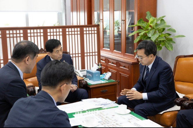 15일 오후 김동연 경기도지사가 국회의사당에서 열린 전세피해 지원 및 예방을 위한 정책간담회를 마치고 김민기 국토교통위원회 위원장과 전세피해 지원 및 예방과 관련 사항을 건의하고 있다. / 사진 = 경기도뉴스포털