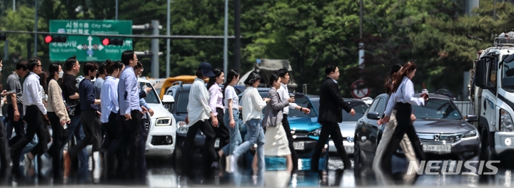 맑은 날씨를 보인 15일 서울 영등포구 여의도 환승센터 인근에서 점심식사를 나온 시민들이 이동하고 있다.