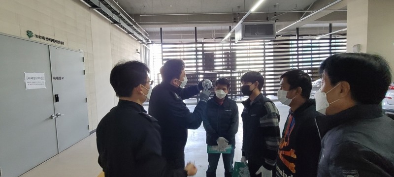 경기소방 관계자가 외국인노동자에게 화재 경보기 작동법 교육을 실시하고 있다. / 사진 = 경기도 제공