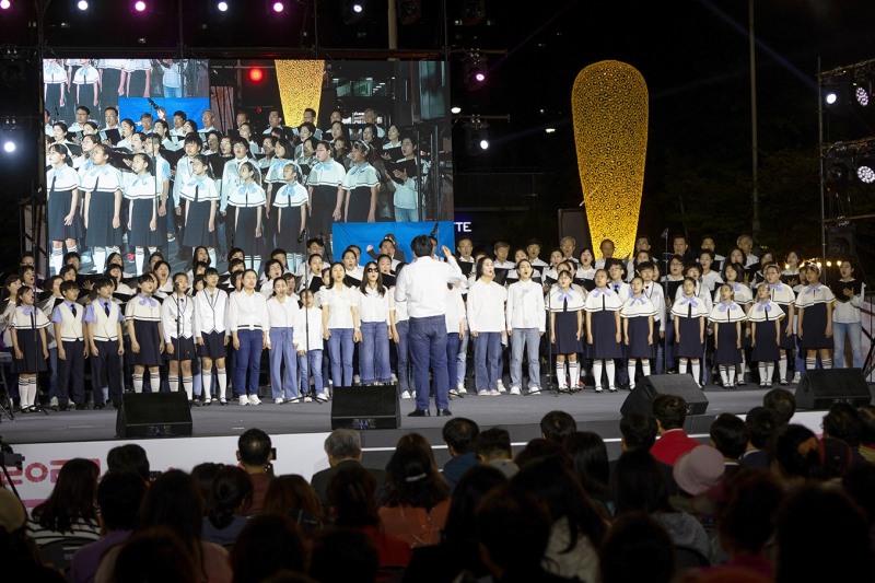 주민들이 물빛소리 합창단과 지역 예술인들이 함께 꾸민 합동 공연(사진제공 = 코웨이 물빛소리 합창단)