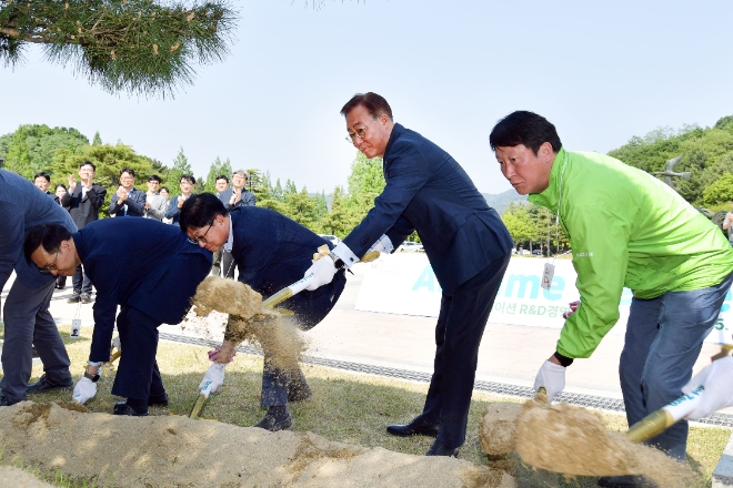 SK이노베이션 김준 부회장(오른쪽에서 두번째)이 15일 대전 환경과학기술원에서 열린 식수행사에 참여해 식수목 하단에 흙을 뿌리고 있다.