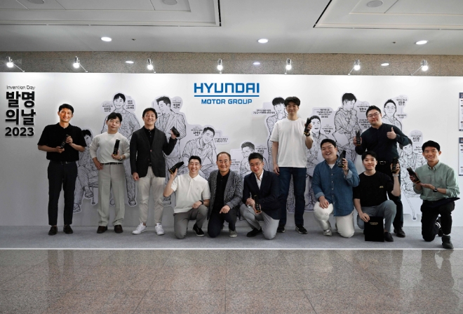 '2023 발명의 날' 수상자들이 현대차·기아 연구개발본부장 김용화 부사장(왼쪽에서 다섯번째)과 기념사진을 찍고 있다. / 사진 = 현대자동차·기아 제공