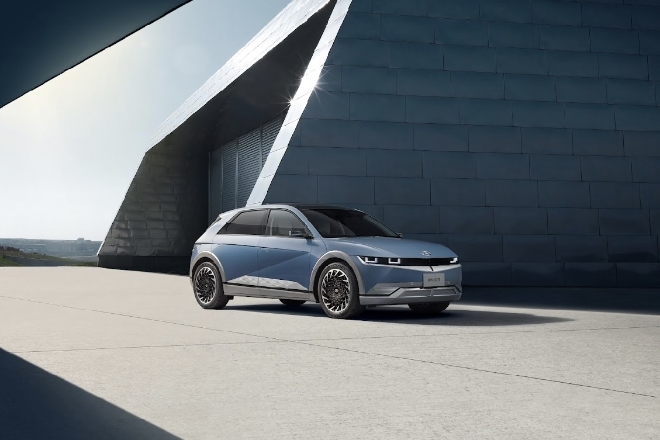 '일본 올해의 차 2022~2023'에서 '올해의 수입차'로 선정된 아이오닉 5.