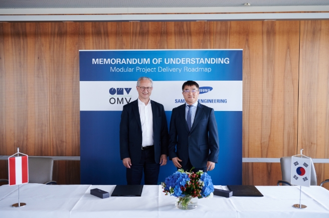 삼성엔지니어링은 지난 9일 오스트리아 OMV와 ‘모듈 기술의 프로젝트 적용 및 에너지 전환(Energy Transition) 분야 협력을 위한 업무협약(MOU)’을 체결했다. 남궁 홍 삼성엔지니어링 사장(오른쪽)과 알프레드 슈테른 OMV 대표이사가 기념 촬영하고 있다. / 사진 = 삼성엔지니어링 제공