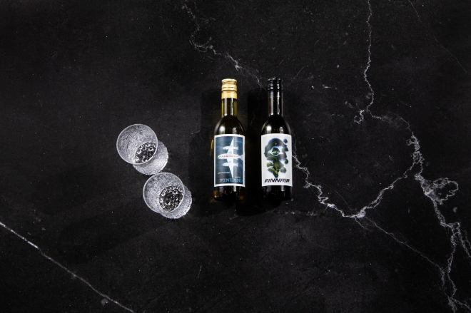 핀에어는 오는 11월 창립 100주년을 기념하며 신규 기내 와인 2종과 보드카를 선보인다고 17일 밝혔다. 사진은 핀에어 100주년 기념 와인 2종. (사진 = 핀에어 제공)