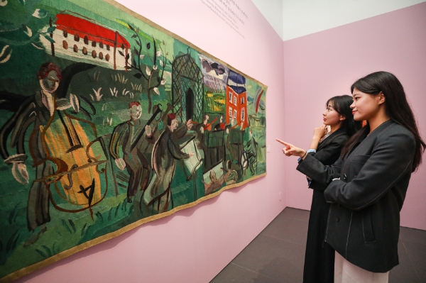 17일 오전, 서울 영등포구 현대백화점 더현대 서울 6층 복합문화공간 알트원(ALT.1)에서 진행되는 ‘프랑스국립현대미술관전 : 라울 뒤피, 행복의 멜로디’에서 고객들이 전시를 관람하고 있는 모습. / 사진=현대백화점 제공