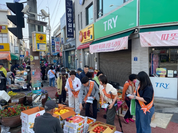 전통시장 원산지 표시 점검 모습. / 사진=군산시 제공