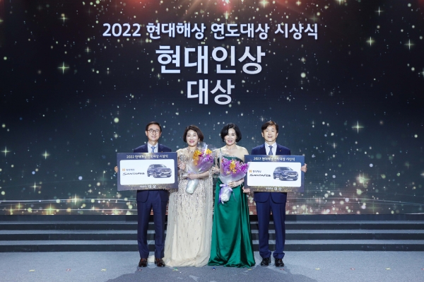 현대해상은 17일 서울 워커힐 호텔에서 ‘2022 연도대상 시상식’을 개최했다. 시상식에 참석한 조용일 대표이사(왼쪽 첫 번째), 설계사부문 대상 이민숙 씨 (왼쪽 두 번째), 대리점부문 대상 남상분 씨 (왼쪽 세 번째), 이성재 대표이사(왼쪽 네 번째)가 기념사진을 촬영하고 있다. / 사진=현대해상 제공