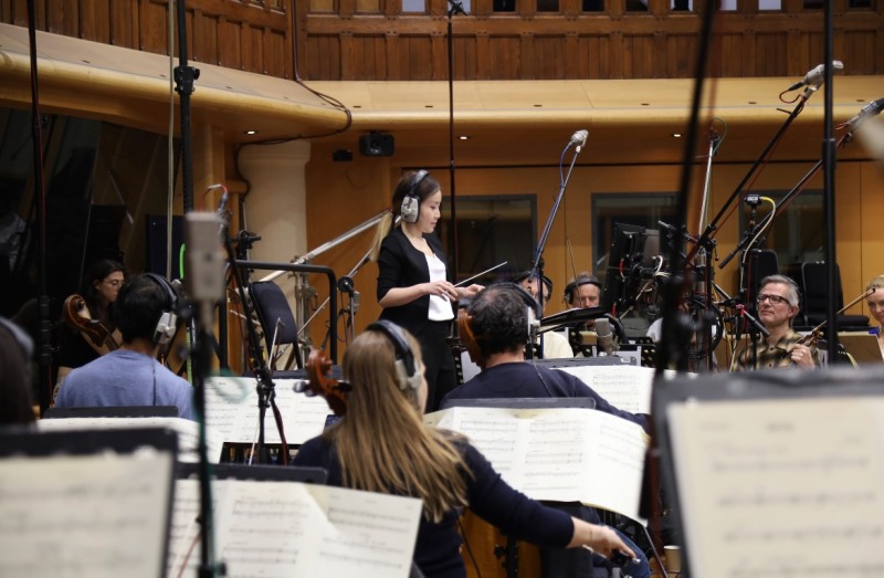 작곡가 겸 음악감독 이유나(Yuna Lee)의 지휘 모습 / 사진=Courtesy of artist