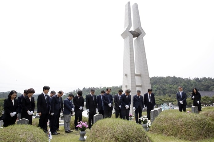 국립518민주묘지 참배 (사진제공 = 전남대학병원)