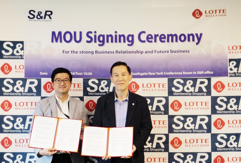 롯데웰푸드(옛 롯데제과)가 5월 16일 필리핀 마닐라 S&R본사에서 필리핀 현지 유통을 위한 업무협약(MOU)을 진행했다. 최명림 롯데웰푸드 글로벌사업본부장(오른쪽)과 칼 알렉산더 코타오코 S&R 부사장이 기념촬영하고 있다. / 사진 = 롯데웰푸드 제공