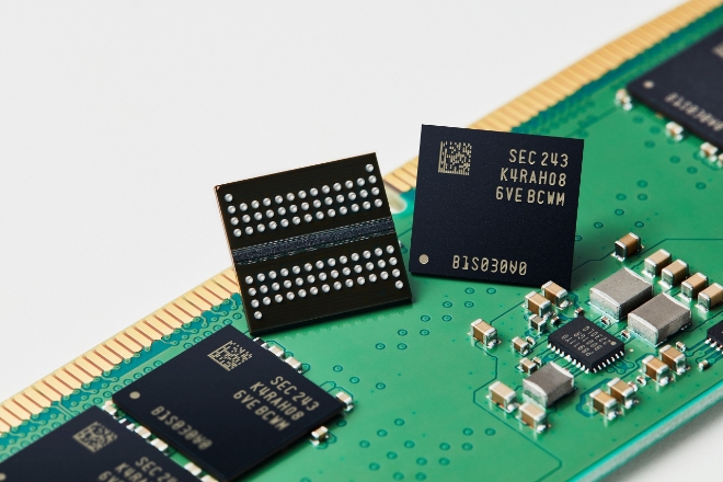 삼성전자는 업계 최선단 12나노급 공정으로 16Gb(기가 비트) DDR5 D램 양산을 시작하고, D램 미세 공정 경쟁에서 기술경쟁력을 확고히 했다고 18일 밝혔다. 사진은 12나노급 16Gb DDR5 D램. (사진 = 삼성전자 제공)