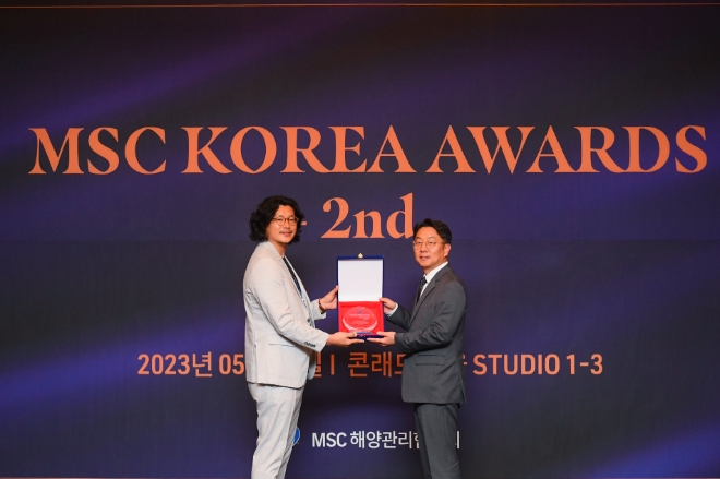 서울 여의도 콘래드호텔에서 진행된 제2회 MSC 코리아 어워즈에서 박상진 동원산업 해양수산본부장(오른쪽)이 서종석 MSC 한국대표(왼쪽)로부터 올해의 기업상을 수상하고 있다. / 사진 = 동원산업 제공