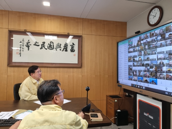 안병우 축경대표(왼쪽)가 비상방역 화상회의를 주재하고 있다. / 사진=농협 제공