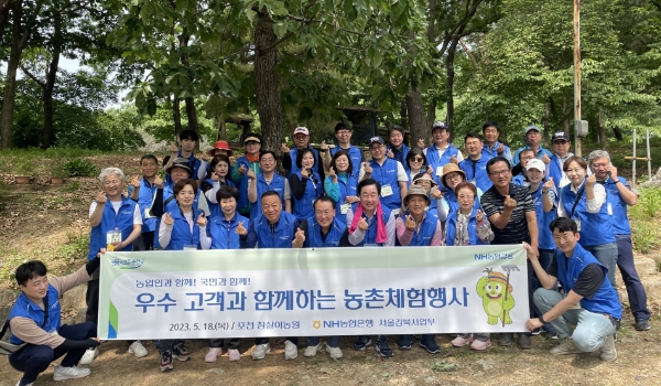 18일 NH농협은행 서울강북사업부 강승구 본부장(사진 첫줄 오른쪽 네번째)과 지점장 및 우수기업고객들은 경기 포천시 창수면 오가리 소재 사과 농가를 찾아 사과수확 및 농가 일대 자연 정화 활동 등 일손돕기에 구슬땀을 흘렸다. / 사진=NH농협은행 제공