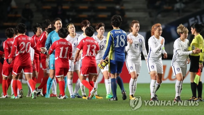 2017년 12월 11일 일본에서 열린 '2017 동아시아축구연맹(EAFF) E-1 챔피언십' 여자부 2차전 한국 대 북한 경기. 1 대 0으로 패한 한국 선수들이 북한 선수들과 손바닥을 부딪치고 있다. [연합뉴스 자료사진] 