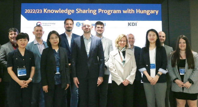 신한카드는 헝가리 재무부, 국세청 정책실무자를 초청, 18일 신한카드 본사에서 '빅데이터를 활용한 공공 정책 수립 사례'를 주제로 세미나를 개최했다. 신한카드 안성희 Life사업본부장(앞줄 왼쪽 두번째), 헝가리 국세청(NTCA) 라슬로 켈레멘 IT비즈니스지원팀장(앞줄 왼쪽 세번째), KDI 한재현 전문연구원(앞줄 왼쪽 다섯번째) 등이 기념사진을 찍고 있다. / 사진 = 신한카드 제공