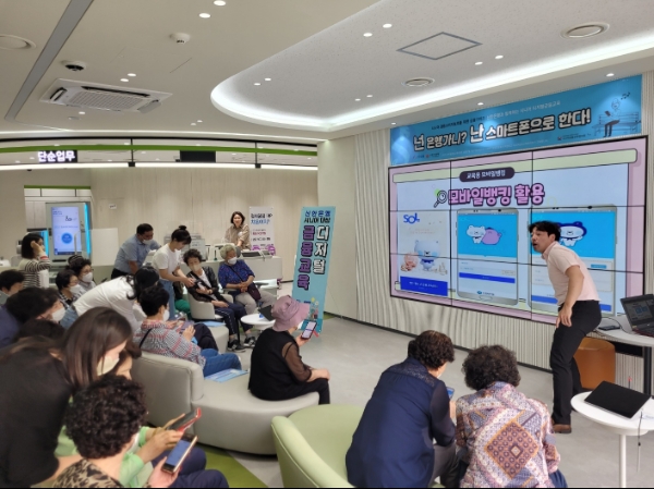 18일 서울시 관악구 소재 신한은행 고객중심 영업점인 신림동 지점에서 어르신들을 대상으로 ‘시니어 디지털 금융교육’을 진행하는 모습. / 사진=신한은행 제공