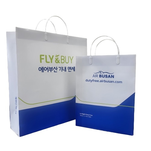 에어부산은 친환경 경영의 일환으로 기내 면세품 구입 시 제공되는 비닐 쇼핑백을 종이 재질로 교체해 일회용품 사용을 최소화한다고 19일 밝혔다. 사진은 에어부산의 종이 재질 기내 면세품 백의 모습. (사진 = 에어부산 제공)