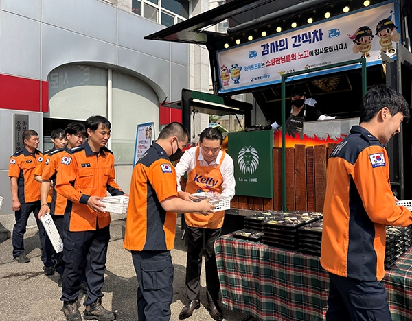 김인규 하이트진로 대표가 홍천소방서 소방 공무원에게 간식과 선물을 전달하고 있다.[사진=하이트진로]
