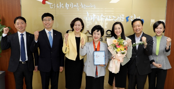 Sh수협은행(은행장 강신숙)은 19일 미국 뉴욕멜론은행(BNY Mellon)으로부터 ‘외화송금서비스 최우수기관’으로 선정돼 STP 어워드를 수상했다. 강신숙 수협은행장(가운데)가 뉴욕멜론은행 관계자들과 기념 촬영하고 있다. / 사진 = Sh수협은행 제공