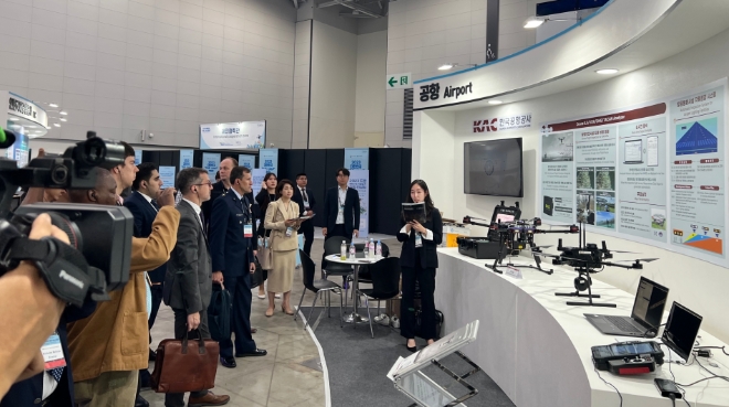 지난 18일 인천 송도 컨벤시아에서 열린 ‘2023 대한민국 드론·UAM 박람회’에서 한국공항공사가 해외공항 바이어 등 관계자에게 자체 개발한 ‘드론 활용 공항시설 점검시스템'에 대해 설명하고 있다. / 사진 = 한국공항공사 제공