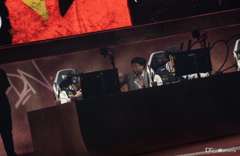 과한 세리머니(?) BLG 감독, 젠지에 사과..."'나이스' 외치는 데 선수가 검은색 저지였다"