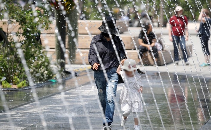 서울 낮 최고기온이 30도를 넘는 초여름 날씨를 보인 진 16일 오후 서울 종로구 광화문 광장 분수대에서 어린이가 즐거운 시간을 갖고 있다.