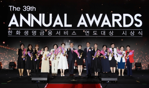 19일(금) 일본 북해도 루스츠 리조트에서 열린 2023 한화생명금융서비스 연도대상 시상식에서 챔피언 등급 선발자들이 한화생명 여승주 대표이사(왼쪽에서 일곱 번째), 한화생명금융서비스 이경근 대표이사(왼쪽에서 아홉 번째)와 기념 촬영을 하고 있다./ 사진=한화생명금융서비스 제공