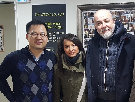 사진 = 종로 온유주얼리 정인철 대표(맨왼쪽)에게 해마다 제품을 주문하는 세계적인 쥬얼리회사 빅바이어 로베르토브라보CEO(맨 오른쪽)와 직원과 기념촬영을 하고 있다.