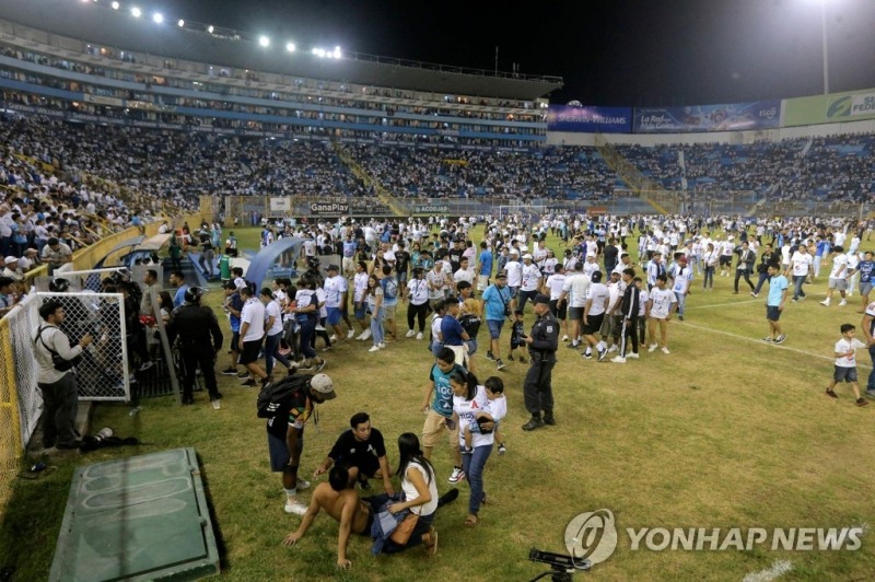 (산살바도르 AFP=연합뉴스) 20일(현지시간) 밤 엘살바도르 수도 산살바도르의 쿠스카틀란 경기장에서 압사사고 발생해 구조대원과 팬들이 부상자를 돕고 있다.