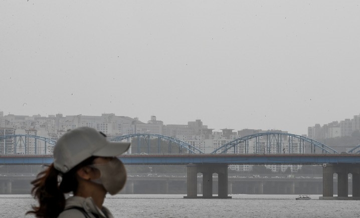 전국 대부분의 지역이 고비 사막과 내몽골 고원에서 발원한 황사 영향권에 들어선 지난 21일 오후 서울 서초구 반포한강공원에서 바라본 서울 도심이 뿌옇게 보이고 있다.
