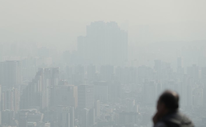 미세먼지 농도가 나쁨 수준을 보인 지난달 17일 오전 서울 중구 남산에서 바라본 서울 시내가 뿌옇게 보이고 있다.