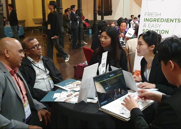 프레시지가 호주 ‘대한민국 브랜드 엑스포’에 참가해 해외 바이어를 대상으로 B2B 수출 상담을 진행하는 모습