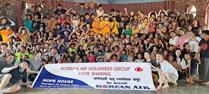 대한항공 사내봉사단 회원들은 네팔 치트완 지역 어린이보육원을 방문하여 시설 설치 및 교육 봉사활동을 펼쳤다 [사진=대한항공]