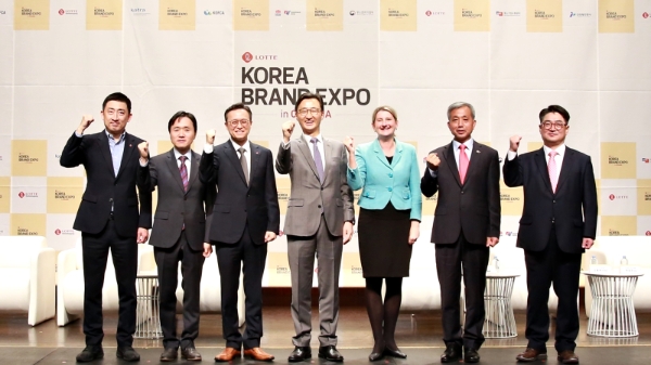 지난 19일(금) 시드니 시청(Sydney Town Hall)에서 '롯데-대한민국 브랜드 엑스포' 개막식 행사가 열렸다.(왼쪽부터 이동규 롯데홈쇼핑 커뮤니케이션부문장, 안성준 KOTRA 소비재바이오실장, 신성주 롯데지주 정책지원팀 상무, 이태우 주시드니한국총영사, 카일리 벨 NSW주 투자청 통상투자그룹장, 강흥원 호주시드니한인회장, 박창은 KOTRA 무역관장) / 사진=롯데홈쇼핑 제공